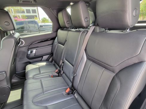 Used 2019 Land Rover Discovery SE image 30