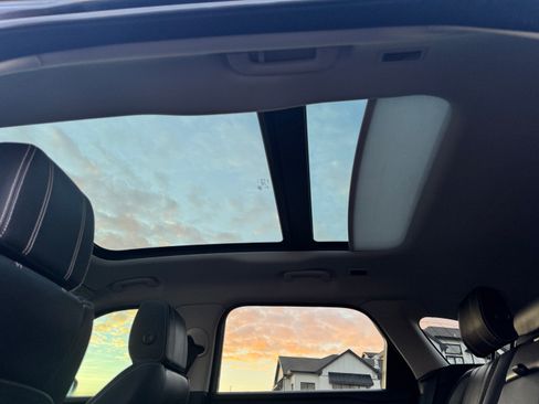 Used 2018 Land Rover Range Rover Velar S image 14