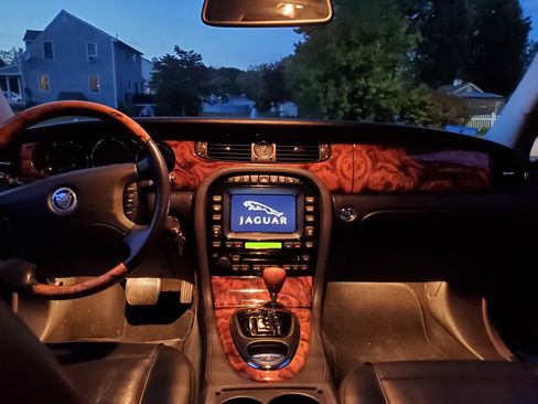 Used 2008 Jaguar XJ8 image 12