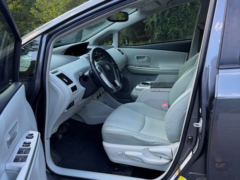 Used 2013 Toyota Prius V Five FWD image 9