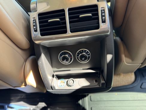 Used 2011 Land Rover Range Rover HSE image 4