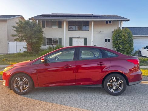 Used 2017 Ford Focus SE FWD image 1