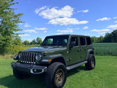 Used 2021 Jeep Wrangler Unlimited Sahara w/ Uconnect 4C Nav & Sound Group AWD/4WD image 2