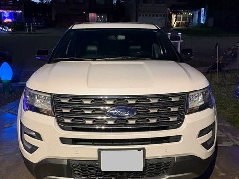 Used 2017 Ford Explorer XLT w/ Equipment Group 202A image 9