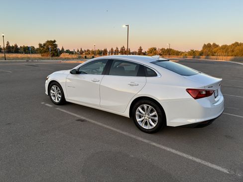 Used 2025 Chevrolet Malibu LT FWD image 2