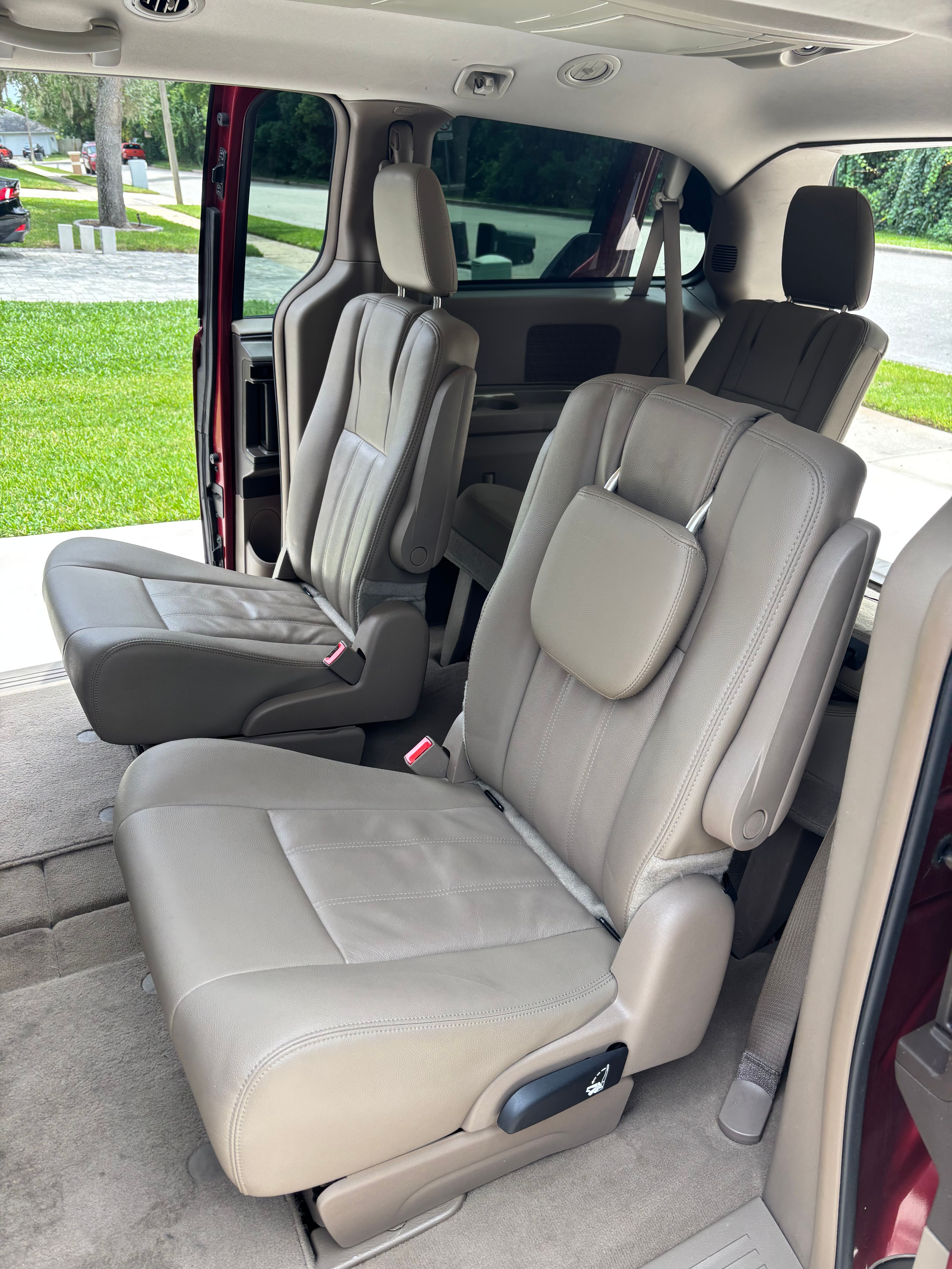 Used 2016 Chrysler Town & Country LX FWD image 6