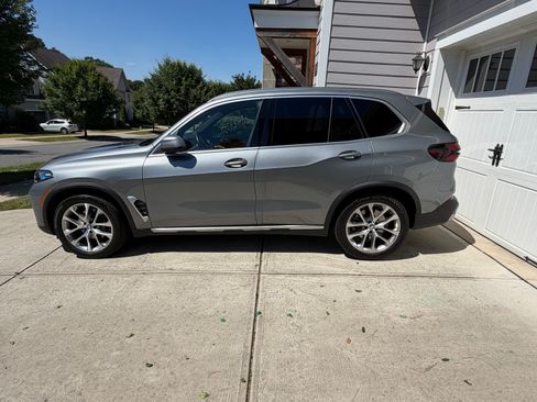 Used 2024 BMW X5 xDrive40i w/ Premium Package AWD/4WD image 2