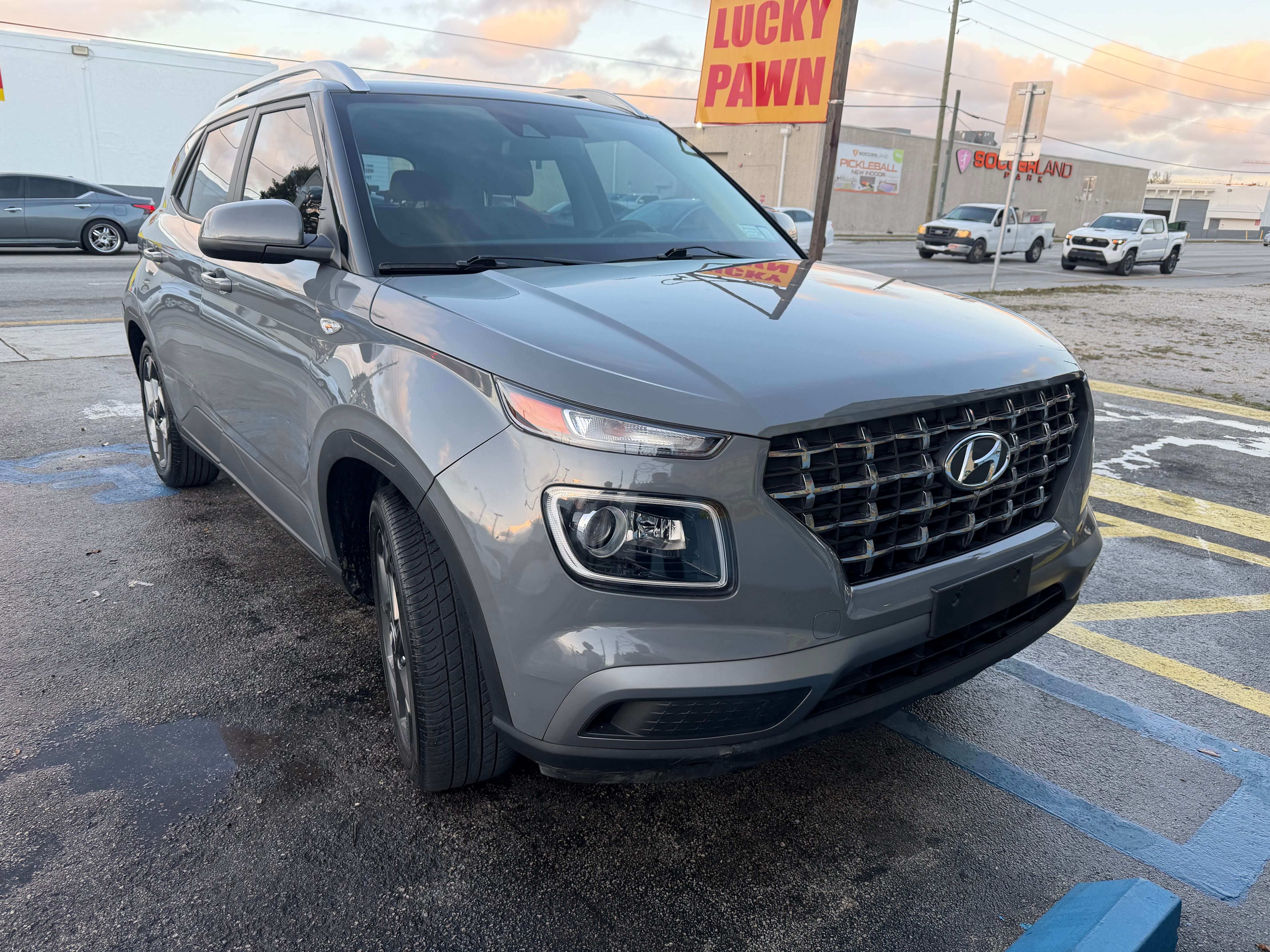 Used 2021 Hyundai Venue SE FWD image 4