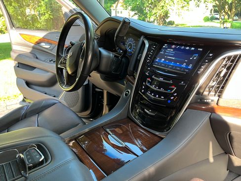 Used 2019 Cadillac Escalade Premium Luxury w/ Escalade Sport Edition AWD/4WD image 11
