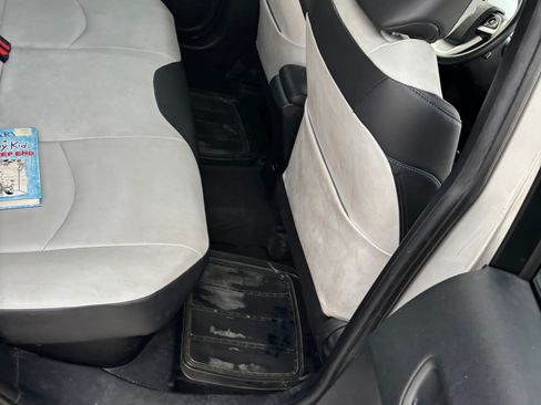 Used 2017 Toyota Prius Three Touring w/ Carpet Mat Package FWD image 12
