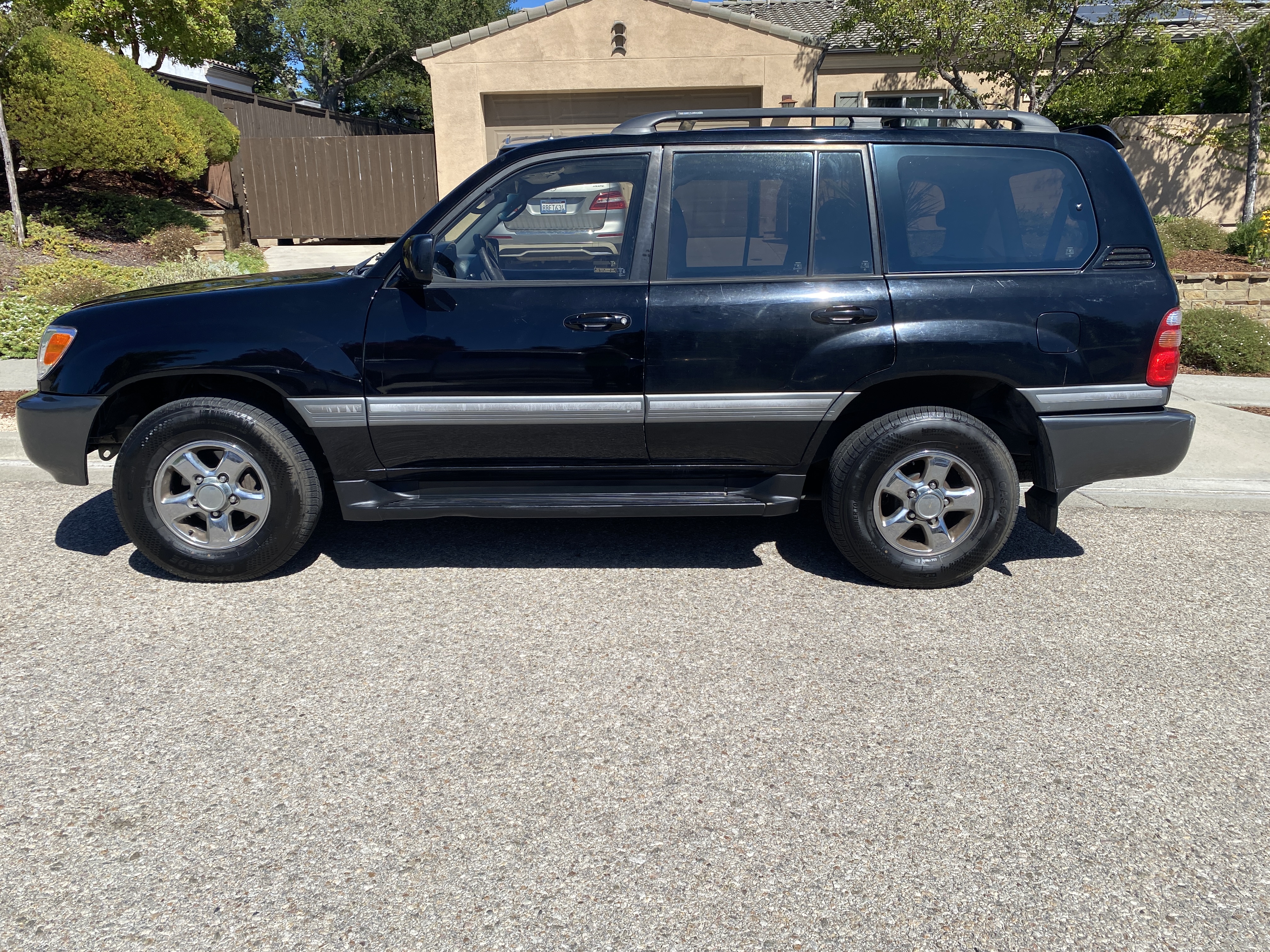 Used 1999 Toyota Land Cruiser w/ Leather Trim Pkg AWD/4WD image 1