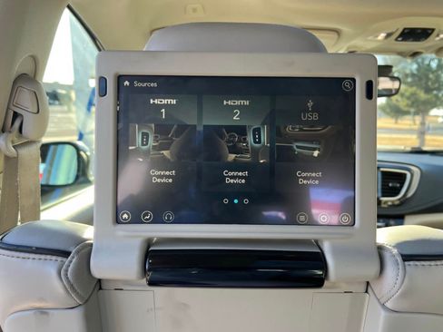 Used 2018 Chrysler Pacifica Limited w/ Advanced Safetytec Group FWD image 8
