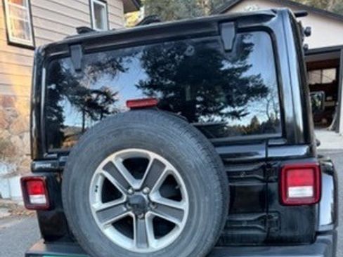 Used 2018 Jeep Wrangler Unlimited Sahara image 4