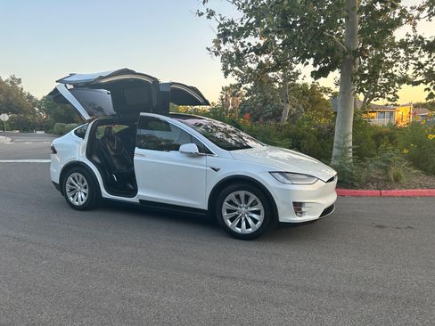 Used 2016 Tesla Model X 60D image 1