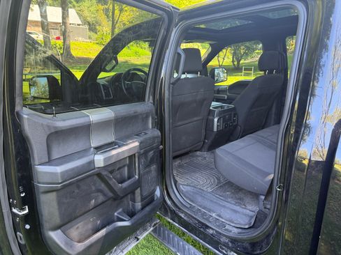 Used 2017 Ford F150 XLT w/ Equipment Group 302A Luxury AWD/4WD image 13