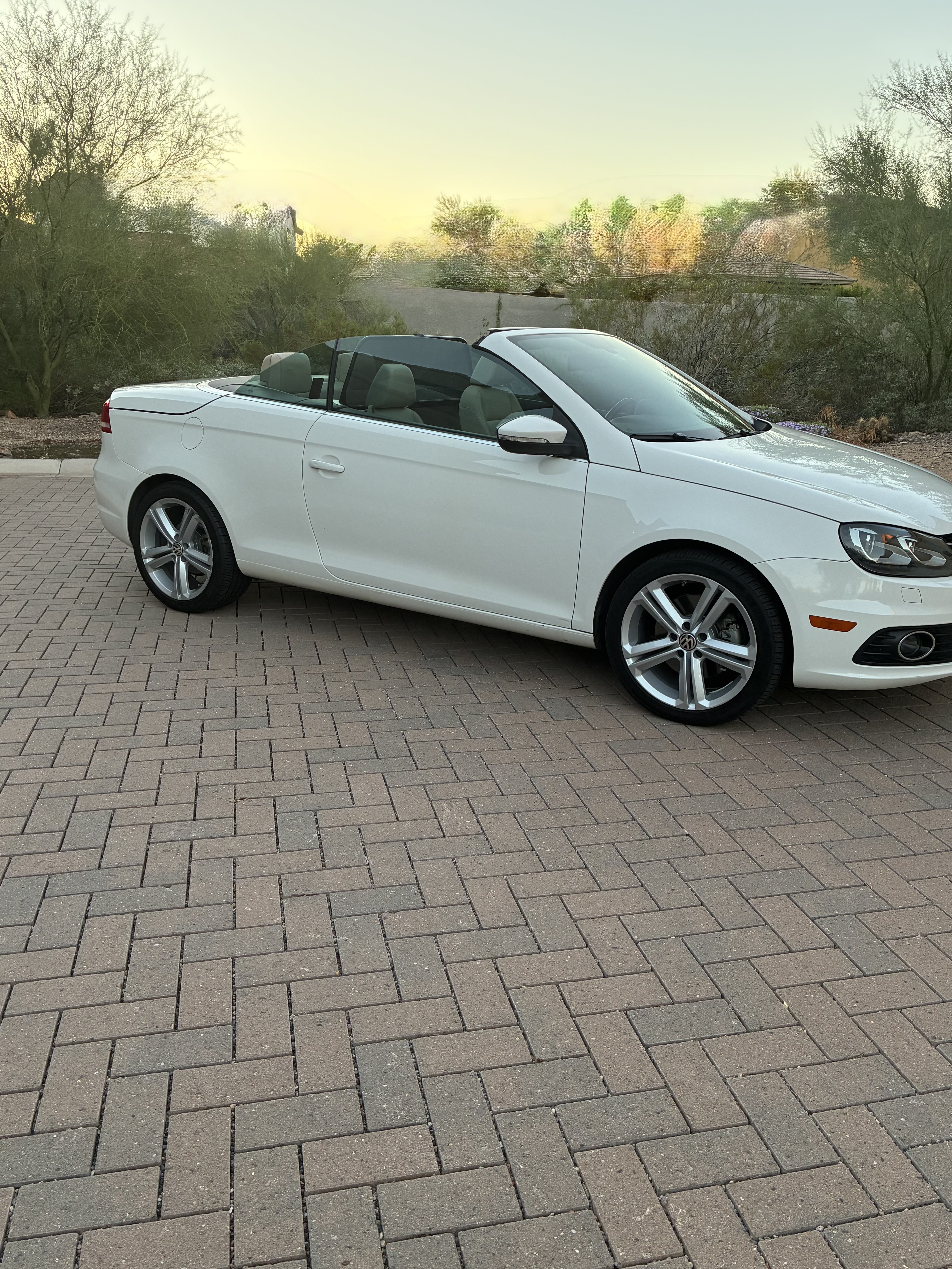 Used 2013 Volkswagen Eos Lux FWD image 2