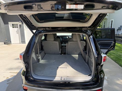 Used 2015 Toyota Highlander Limited w/ Driver Technology Package AWD/4WD image 10