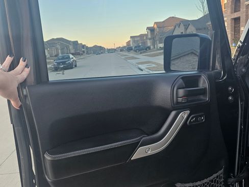 Used 2014 Jeep Wrangler Unlimited Rubicon image 11