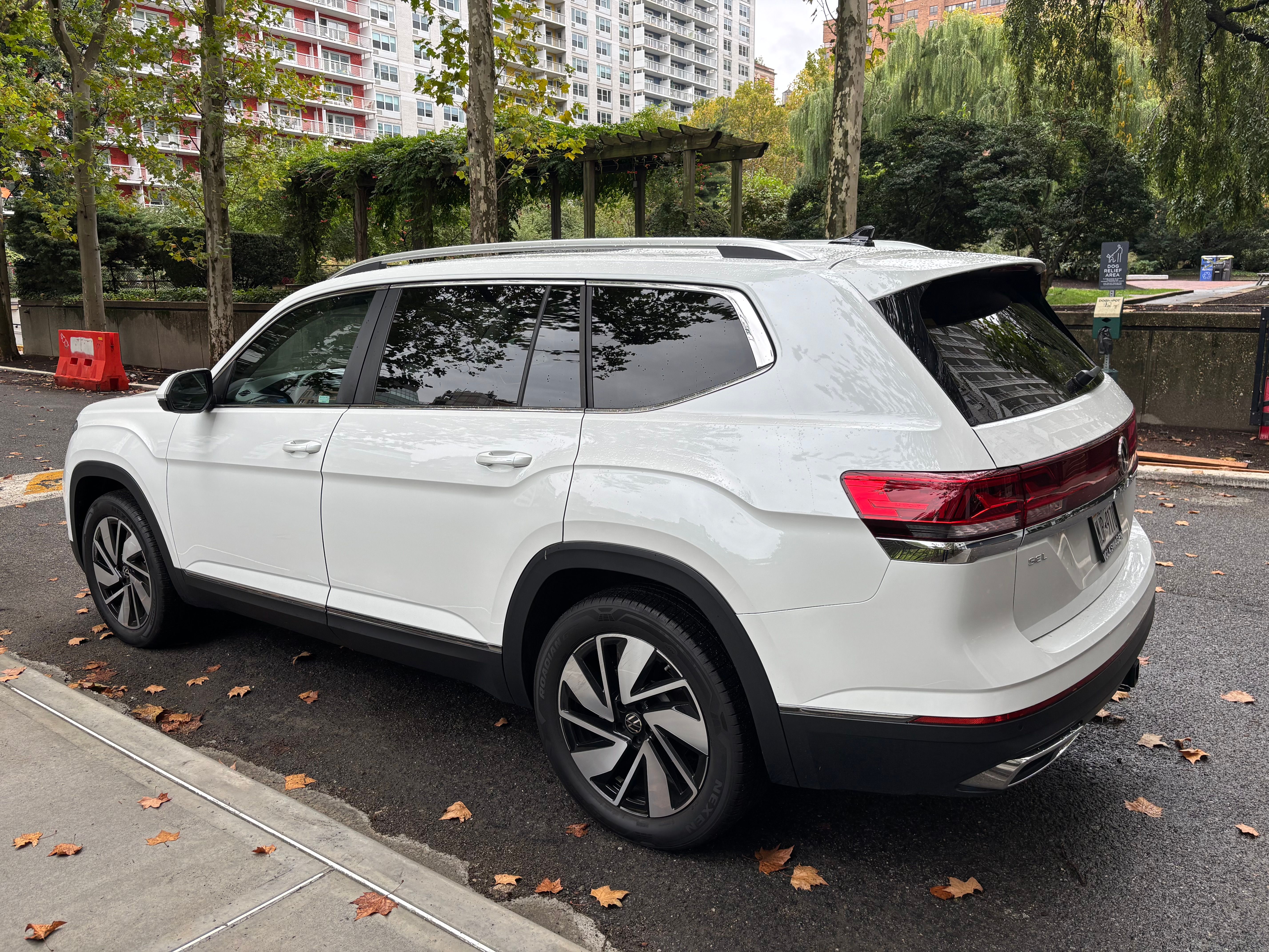 Used 2025 Volkswagen Atlas SEL AWD/4WD image 5