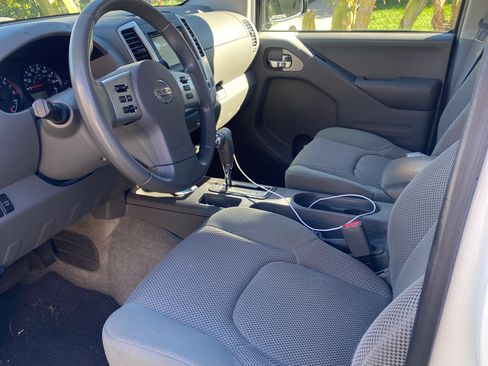 Used 2015 Nissan Frontier SV image 4