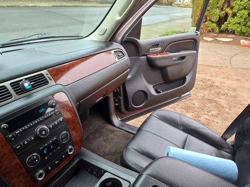 Used 2011 Chevrolet Suburban LT image 4