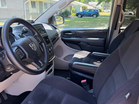 Used 2014 Dodge Grand Caravan SXT FWD image 4