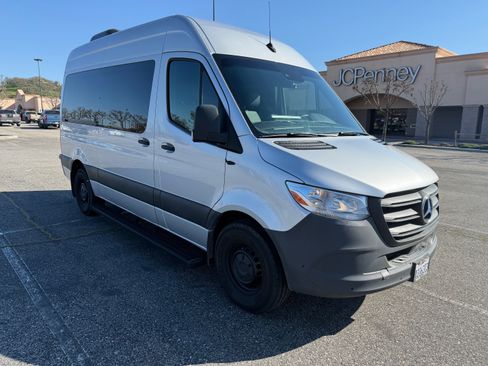 Used 2023 Mercedes-Benz Sprinter 2500 image 4