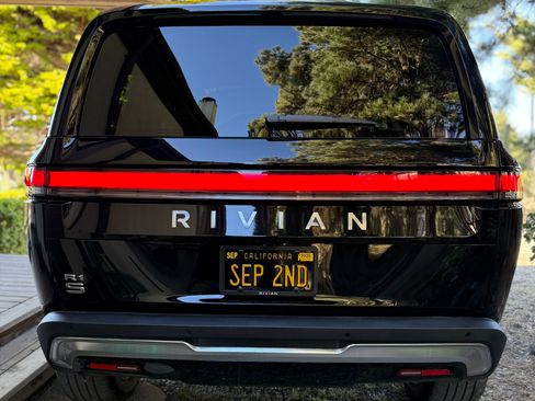 Used 2025 Rivian R1S Adventure image 4