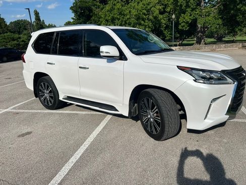 Used 2021 Lexus LX 570 4WD w/ Luxury Package image 4