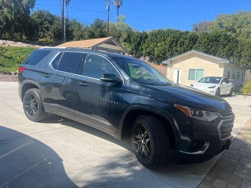 Used 2018 Chevrolet Traverse LT image 2