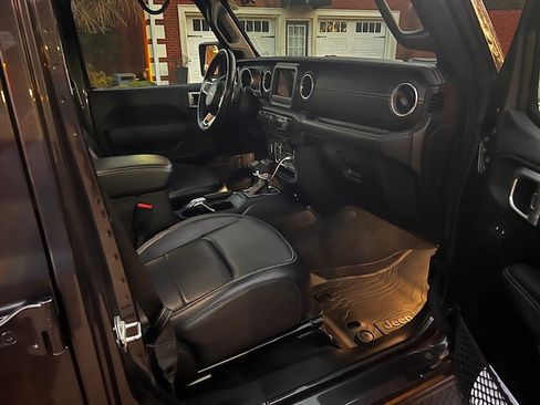 Used 2018 Jeep Wrangler Unlimited Sahara image 12