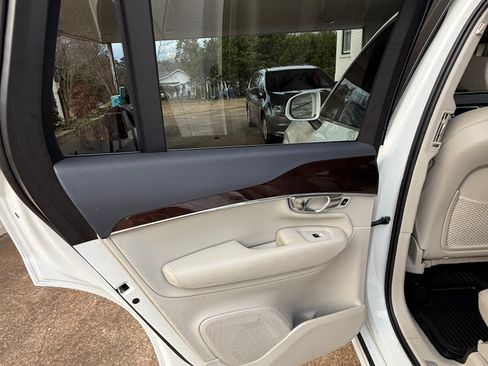 Used 2019 Volvo XC90 T5 Momentum w/ Multimedia Package image 11