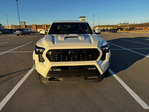 Used 2025 Toyota Tacoma TRD Sport AWD/4WD image 4