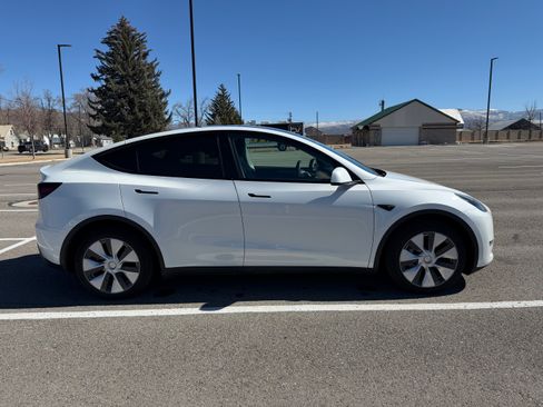 Used 2024 Tesla Model Y Long Range image 2