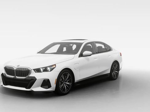 Used 2025 BMW 550e xDrive w/ Premium Package image 9