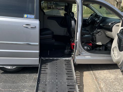 Used 2016 Chrysler Town & Country Touring image 9