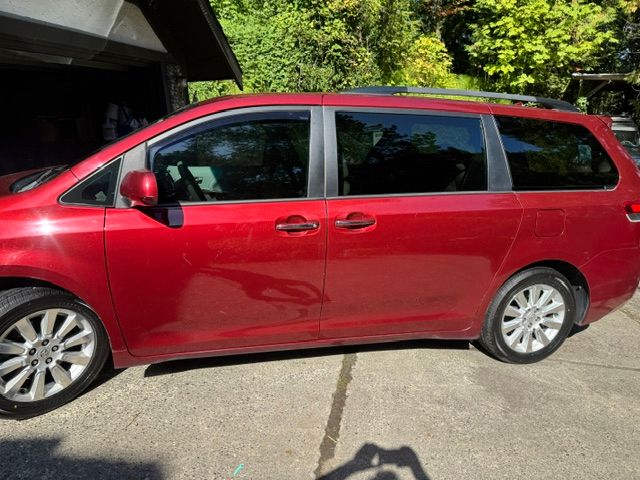 Used 2014 Toyota Sienna XLE w/ XLE Premium Package AWD/4WD image 5