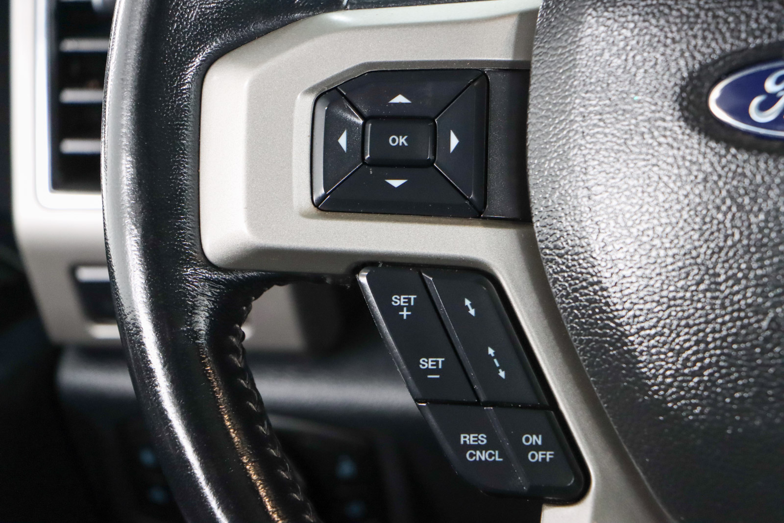 Used 2022 Ford F250 Lariat w/ Black Appearance Pkg AWD/4WD image 17