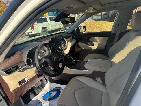 Used 2022 Toyota Highlander XLE image 9
