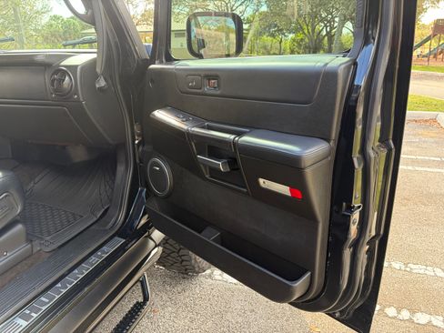 Used 2005 HUMMER H2 SUT Sport Utility Pickup 4D w/ Preferred Equipment Group image 11