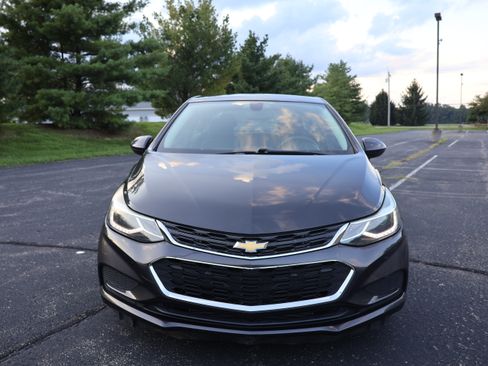 Used 2017 Chevrolet Cruze LT FWD image 2