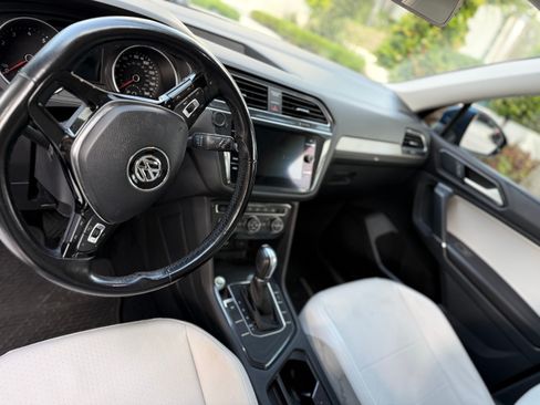 Used 2018 Volkswagen Tiguan SE w/ Panoramic Sunroof Package image 15