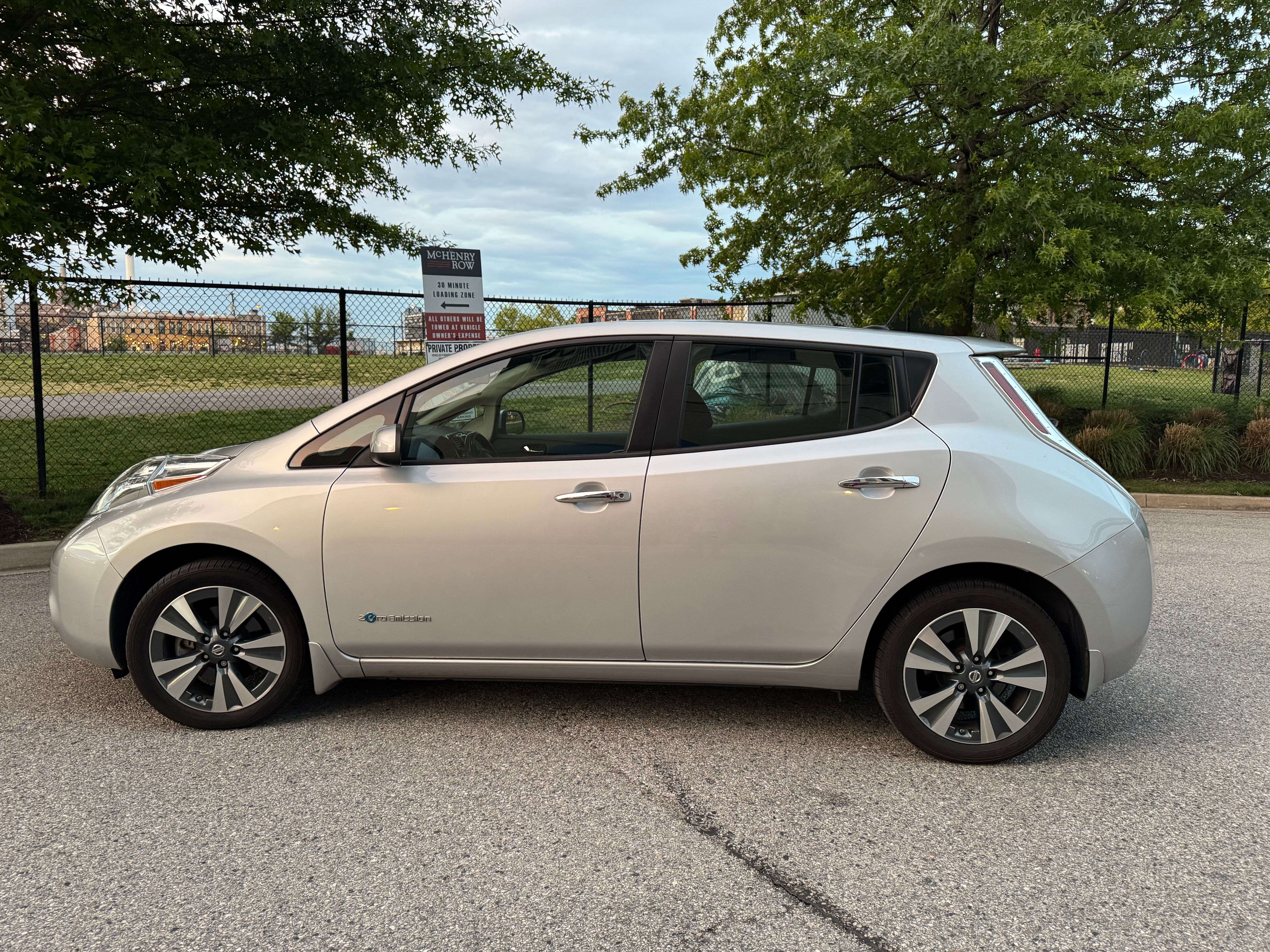 Used 2017 Nissan Leaf SV FWD image 1