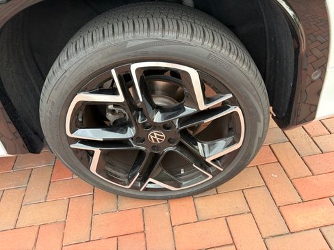 Used 2025 Volkswagen Tiguan SEL R-Line AWD/4WD image 11