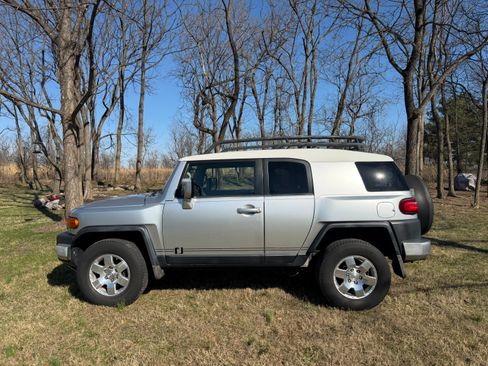 Used 2007 Toyota FJ Cruiser Sport Utility 2D image 2
