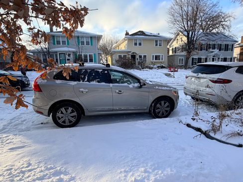 Used 2016 Volvo XC60 T6 w/ Proximity Package image 5