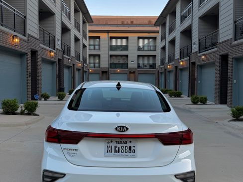 Used 2020 Kia Forte LXS FWD image 8