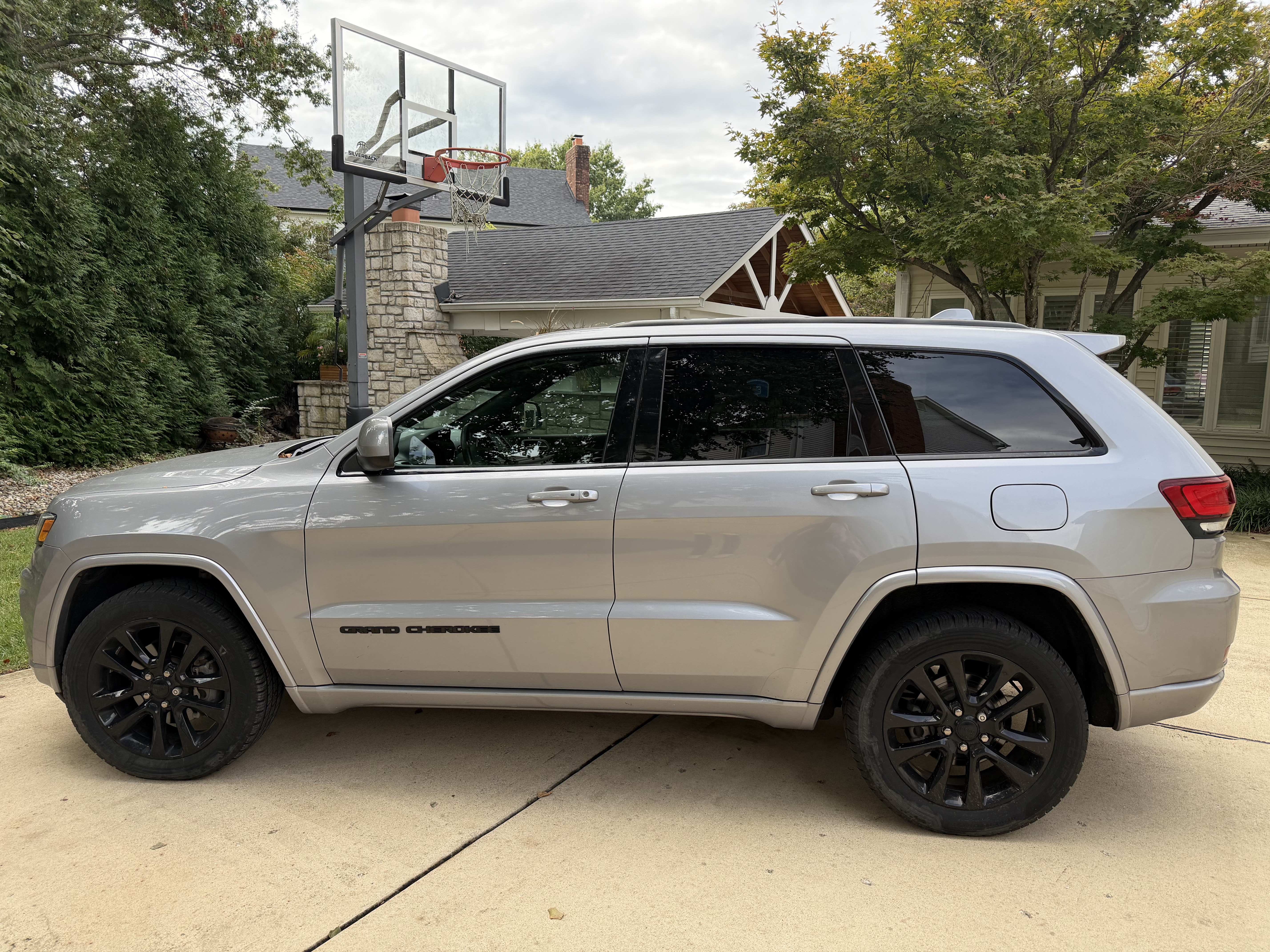 Used 2019 Jeep Grand Cherokee Altitude AWD/4WD image 1