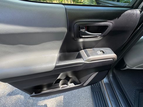 Used 2019 Toyota Tacoma SR5 AWD/4WD image 18