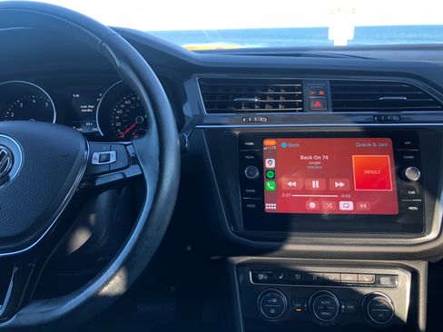 Used 2018 Volkswagen Tiguan SE w/ Panoramic Sunroof Package image 11